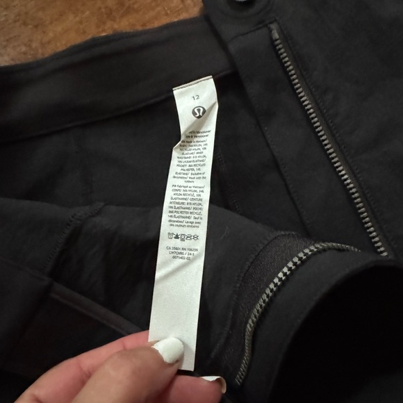 Lululemon Athletica Black Cargo Shorts Athletic Style - Picture 3 of 3